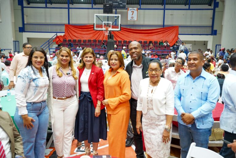 Raquel Peña comparte almuerzo navideño en La Romana