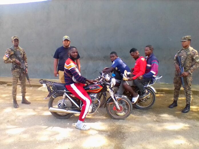 Ejército detiene a 18 haitianos en situación migratoria irregular