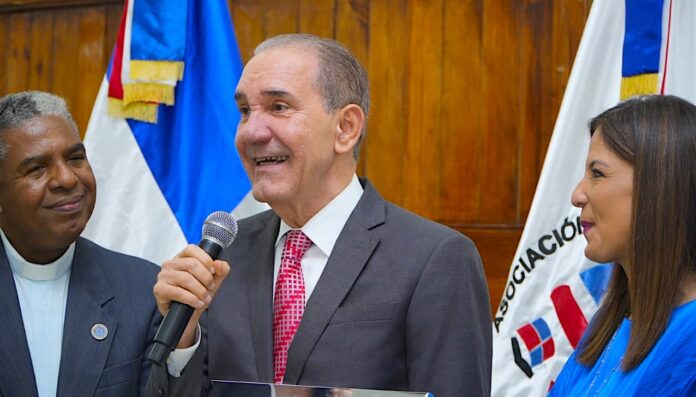 Franklin Fermín es reconocido por mejoras en Educación Superior