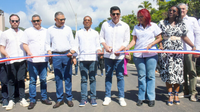 Ministro de Turismo inaugura Obras en Samaná