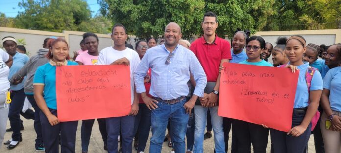 Protestan por séptimo día exigiendo mejoras en el Liceo Máximo Gómez
