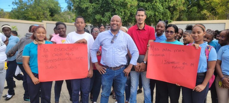 Protestan por séptimo día exigiendo mejoras en el Liceo Máximo Gómez