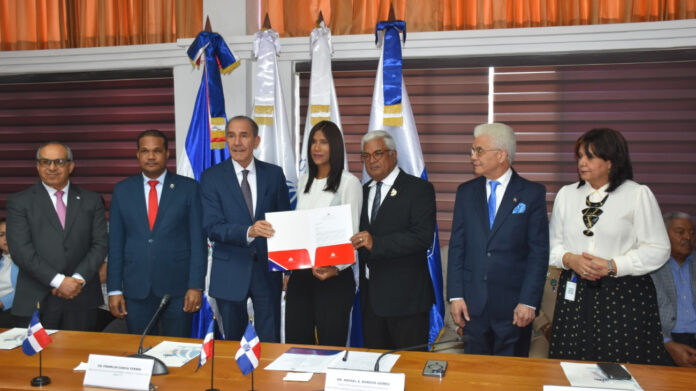 Mescyt y UASD entregan becas a colaboradores del DGBN