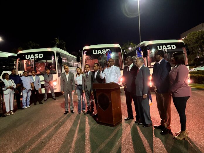 UASD incorpora nuevos autobuses para mejorar el transporte de su personal