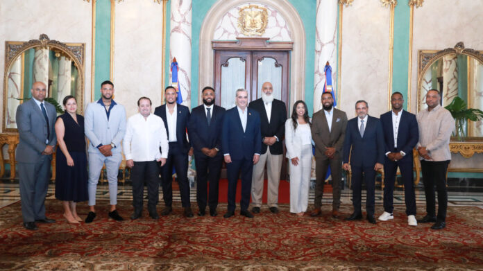 Abinader recibe a directivos y jugadores de la MLBPA
