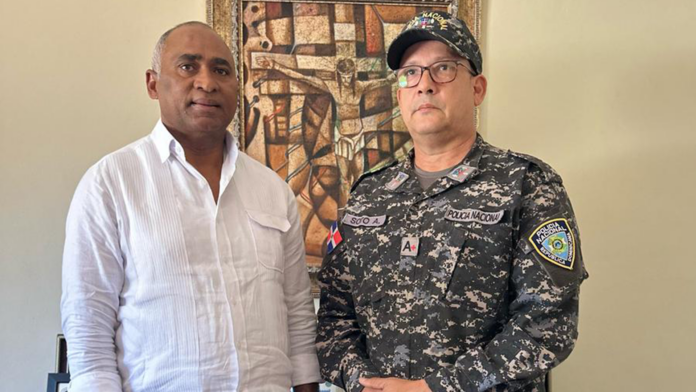 FULCAR POLICIA Senador Julito Fulcar y nuevo director regional de la Policía