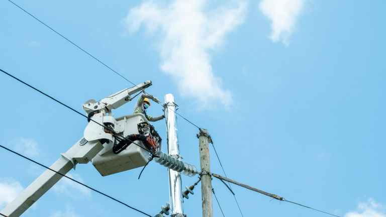 Residentes de Los Mameyes y Ensanche Isabelita destacan mejoras en el servicio eléctrico
