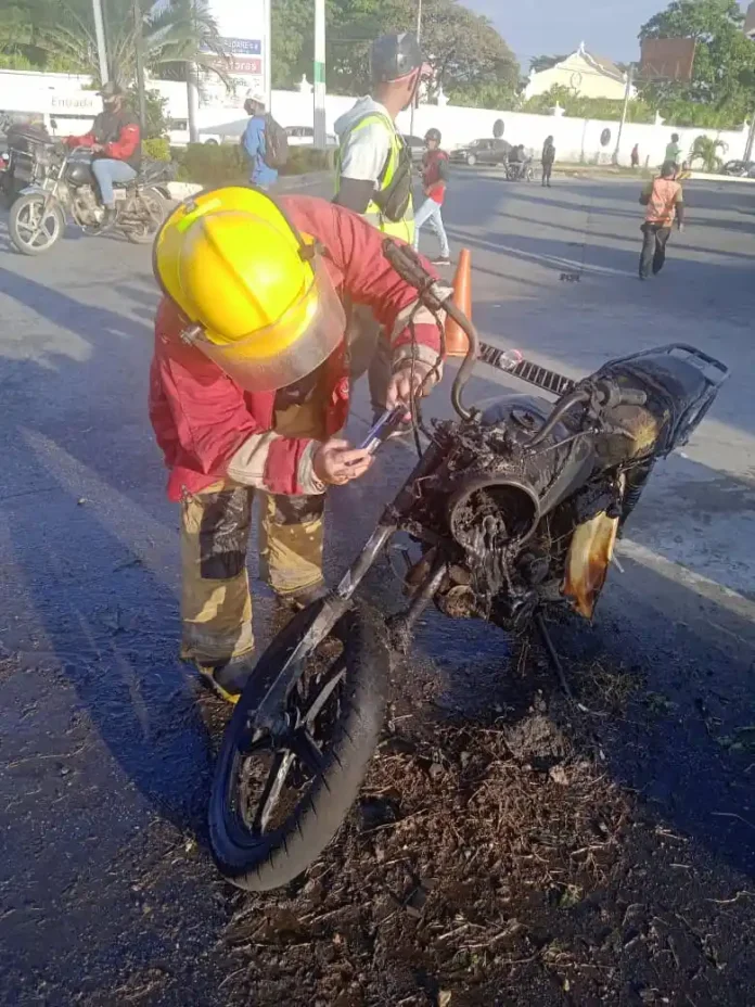 Motocicleta se incendia mientras era abastecida de gasolina en estación de Bávaro