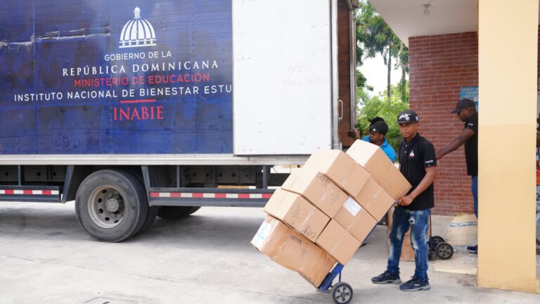 Inabie garantizará entrega a tiempo de uniformes y útiles escolares