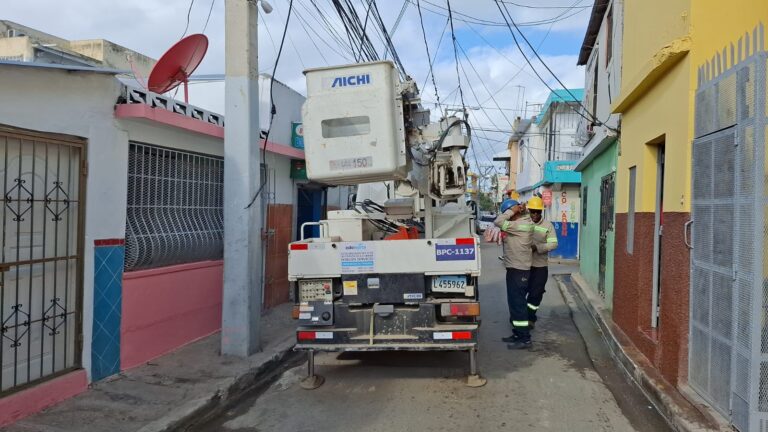 Edenorte desmantela conexiones eléctricas ilegales en Santiago