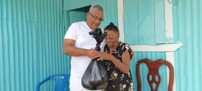 Fundación Don Neno Vega brinda ayuda a familias necesitadas en Hato Mayor