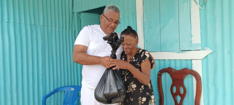 Fundación Don Neno Vega brinda ayuda a familias necesitadas en Hato Mayor