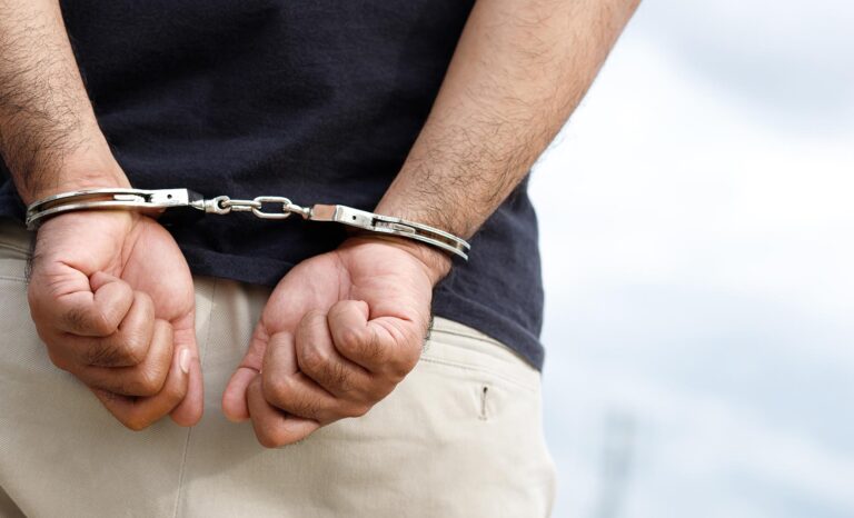Detienen a hombre por agredir a su madre