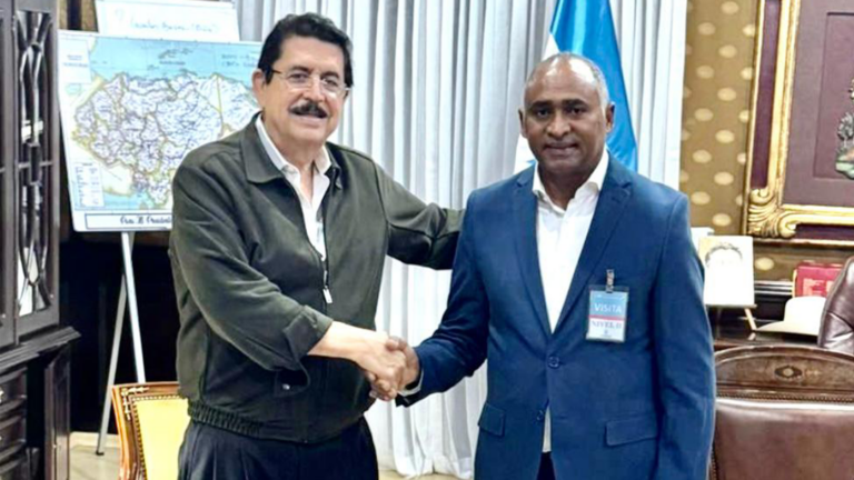 Expresidente de Honduras, Manuel Zelaya, recibe a senador por Peravia Julito Fulcar