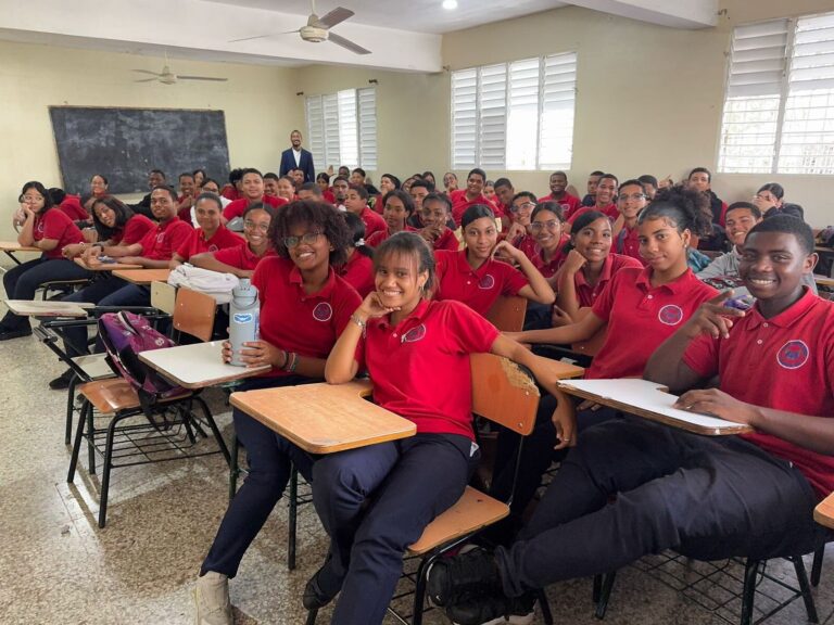 Adolescentes aprenden a detectar fraudes digitales y proteger su identidad en internet