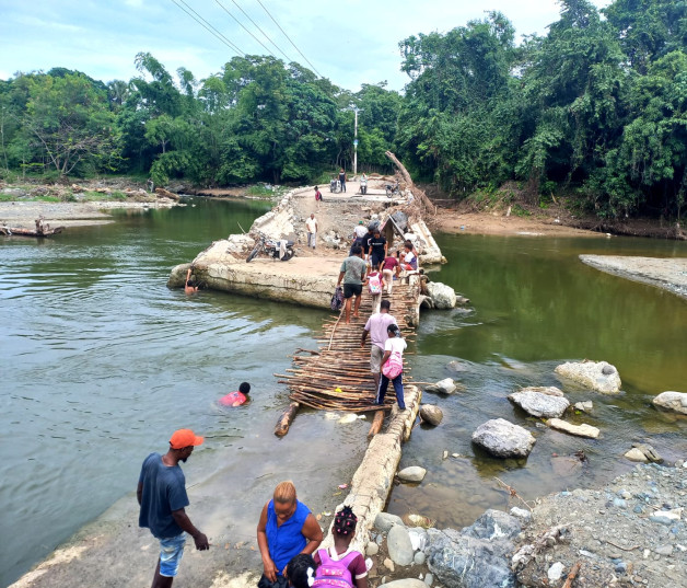 Río Camú arrastra vehículo en Bayacanes, Jarabacoa