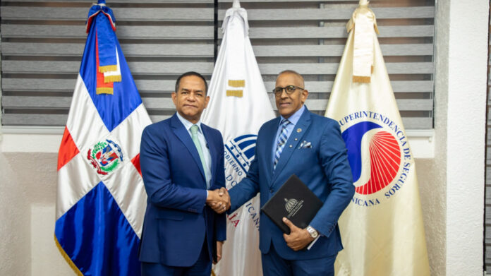 Contraloría y SIS firman acuerdo para fortalecer sector asegurador