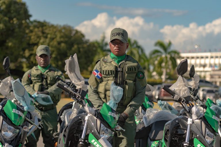 Medio Ambiente entrega vehículos al Senpa