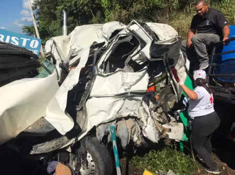 Accidente en la autopista Duarte deja al menos dos militares fallecidos y varios heridos