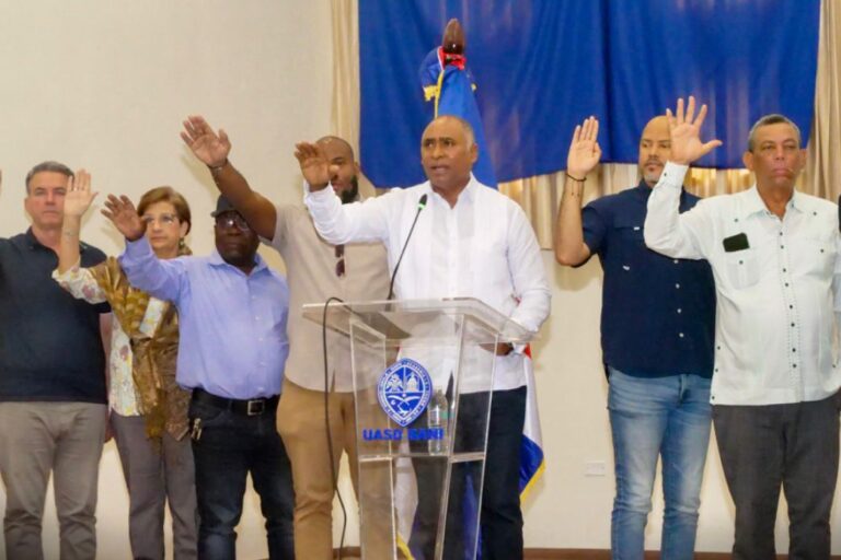 Senador Julito Fulcar juramenta comisiones de trabajo para elaboración del Plan Estratégico de Desarrollo Sostenible de Peravia 