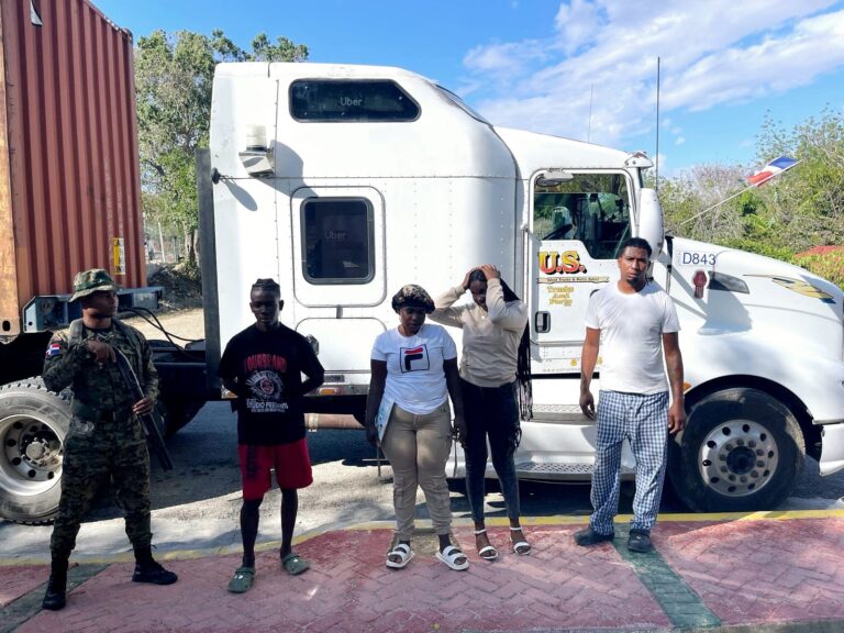 Arrestan camionero que ocultaba haitianos irregulares