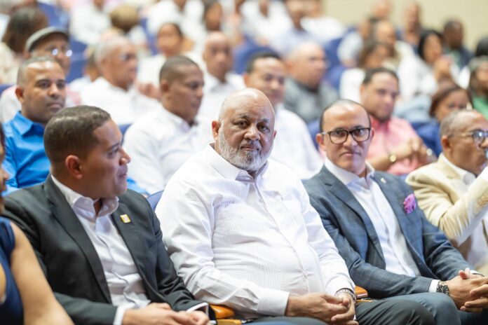 Roberto Fulcar recibe respaldo masivo en San Juan durante presentación de su libro Roberto Fulcar recibe respaldo masivo en San Juan durante presentación de su libro