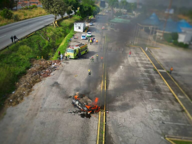 Accidente en Monte Plata provoca incendio y deja un vehículo calcinado