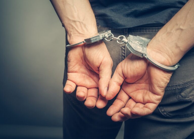 Exteniente se entrega tras meses prófugo por doble homicidio