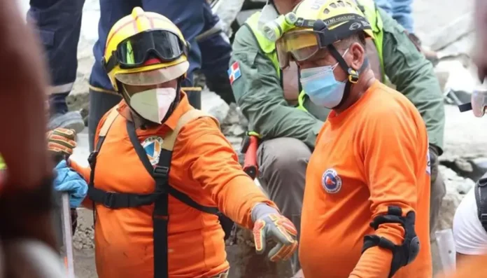 Defensa Civil rescata a 189 personas tras colapso del techo en discoteca Jet Set