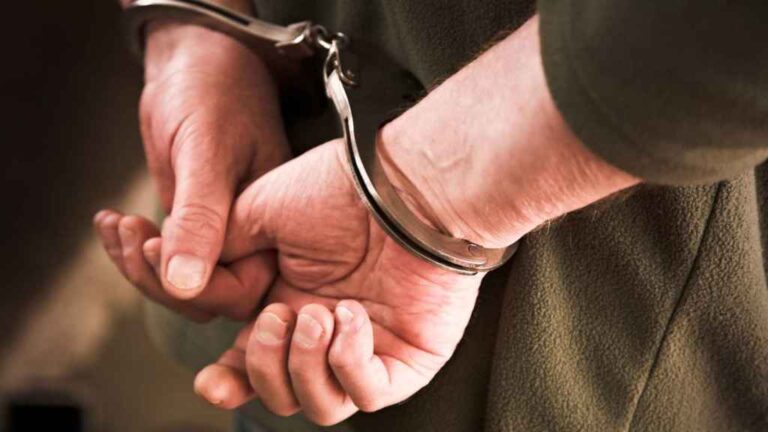 Detienen hombre acusado de agredir a su pareja