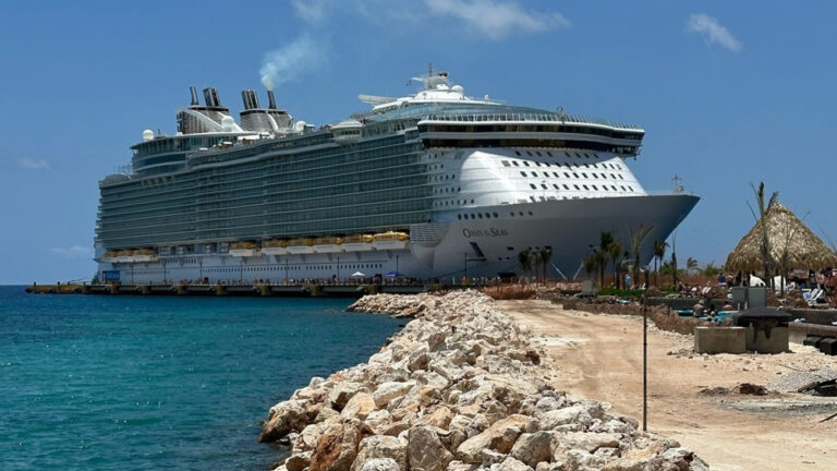 Pedernales recibe uno de los cruceros más grandes del mundo