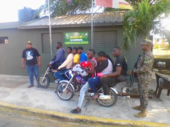 Ejército detiene a hombre por tercera vez transportando haitianos indocumentados