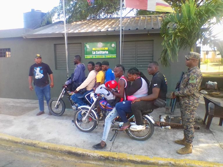 Ejército detiene a hombre por tercera vez transportando haitianos indocumentados