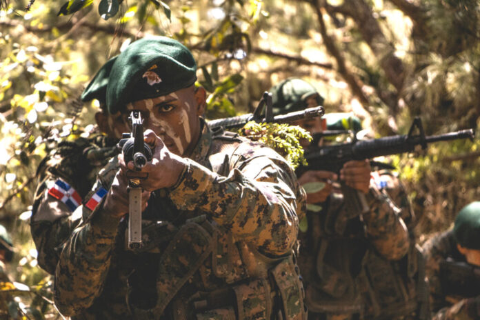 Ejército detiene a dos choferes por transportar 25 haitianos indocumentados