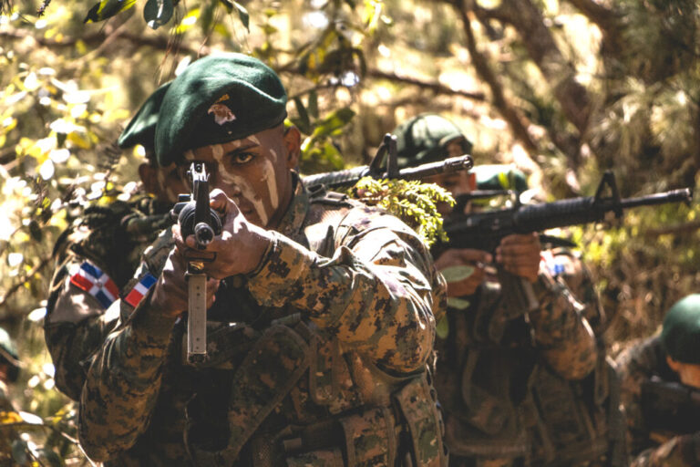 Ejército detiene a dos choferes por transportar 25 haitianos indocumentados