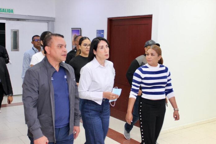 Primera dama Raquel Arbaje visita a pacientes del Ney Arias Lora