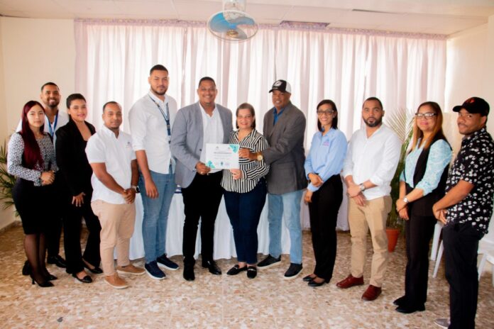 Reconocen a 16 jóvenes en Hato Mayor por el Día Nacional de la Ética Ciudadana