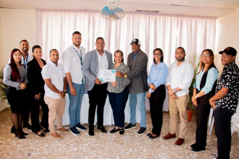 Reconocen a 16 jóvenes en Hato Mayor por el Día Nacional de la Ética Ciudadana
