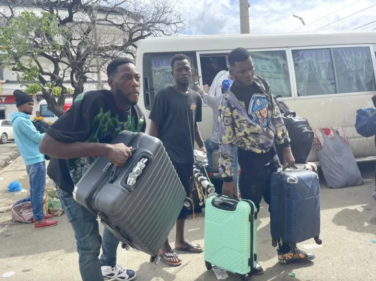 Unos 380 haitianos regresarán a su país tras desalojo en Mata Mosquito
