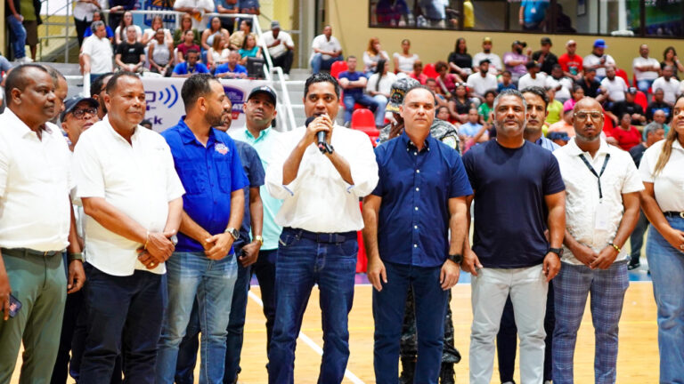 Miderec entrega un millón de pesos en apoyo al torneo de baloncesto en Puerto Plata