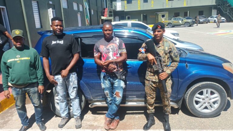 Ejército arresta a dos militares con haitianos indocumentados