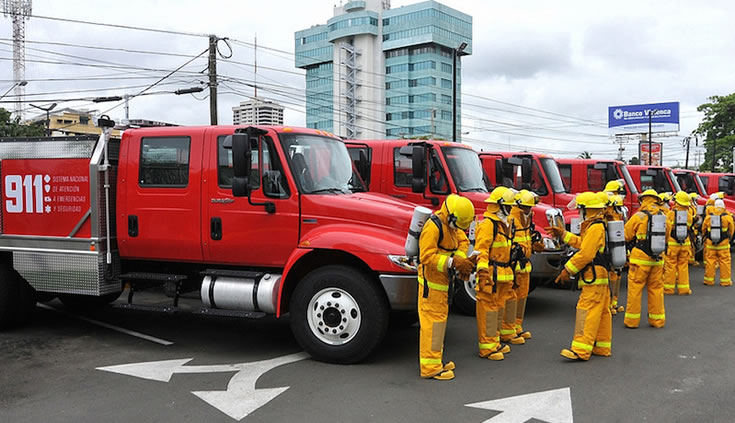 Bomberos rescatan a cuatro jóvenes atrapados por crecida de río