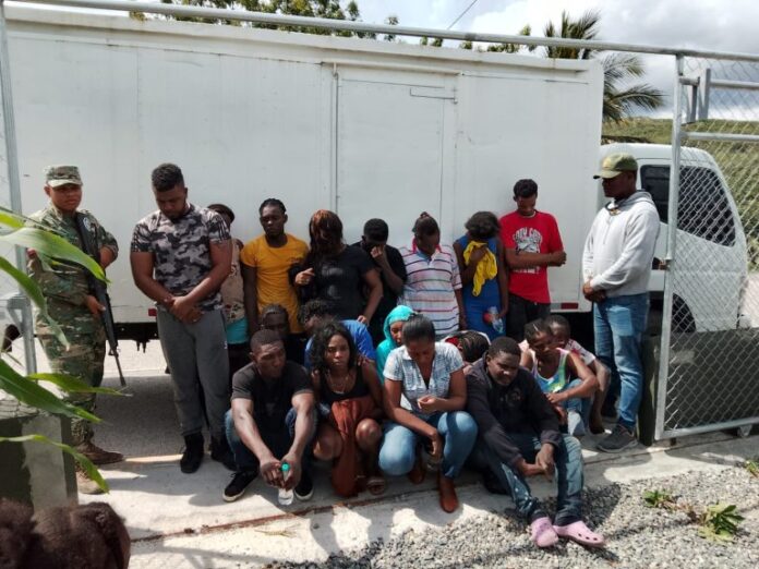 Detienen a hombre que transportaba 18 haitianos indocumentados