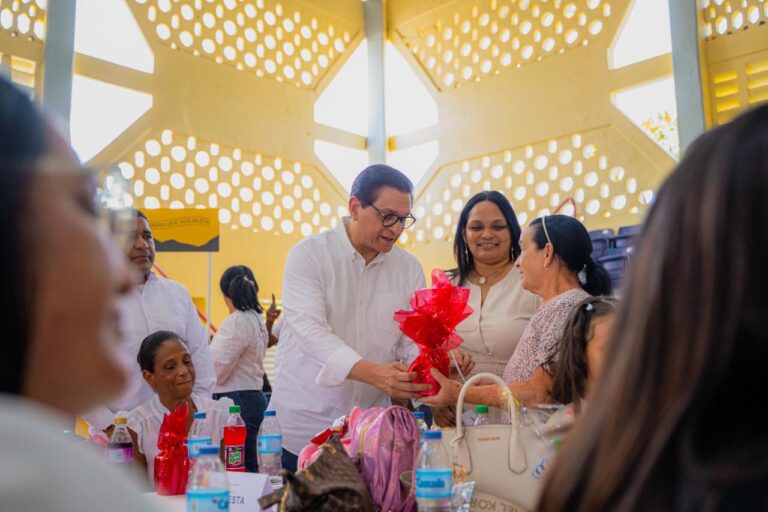 Daniel Rivera rinde homenaje a más de 800 madres de Santiago