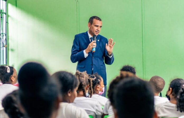 Miguel Ángel Gutiérrez imparte charla “Metamorfosis Estudiantil”
