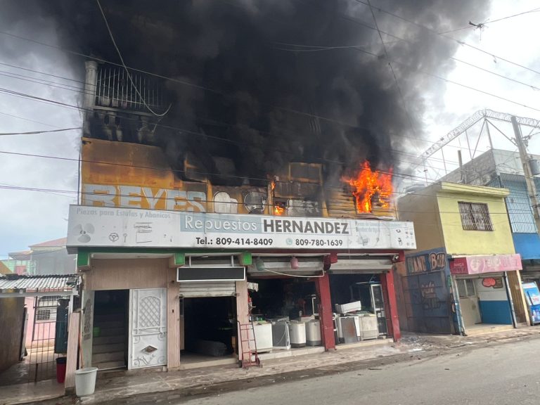 Incendio afecta tienda de repuestos de electrodomésticos en SDE