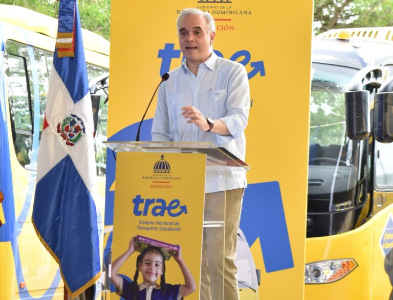 Educación entrega 36 autobuses escolares en El Seibo y Miches