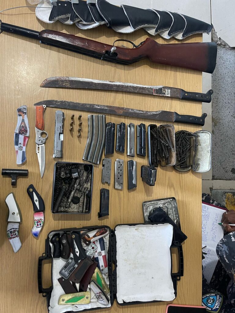 Decomisan escopeta ilegal y piezas de armamento en allanamiento