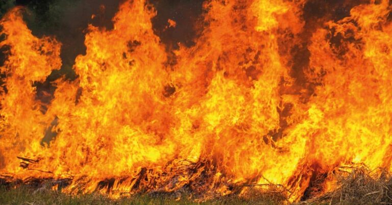 Incendio destruye una vivienda y afecta otra en Santiago Oeste