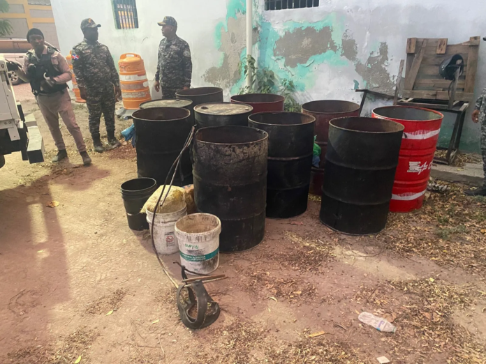 Policía desmantela fábrica de ron adulterado en Cabral, Barahona